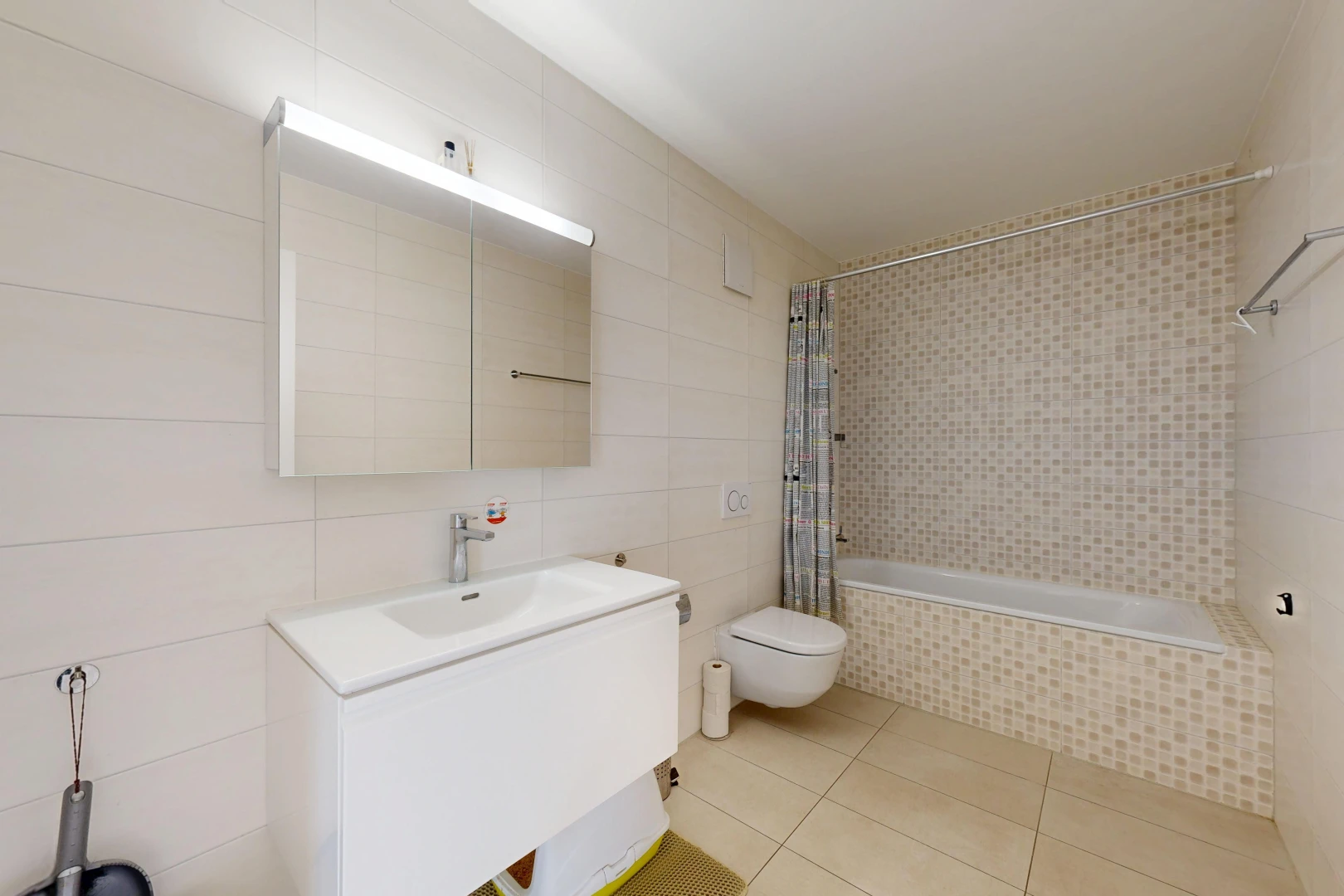 salle de bains avec salle de bain complète, douche-bain combinés, tile wall, mur en carrelage, et miroir