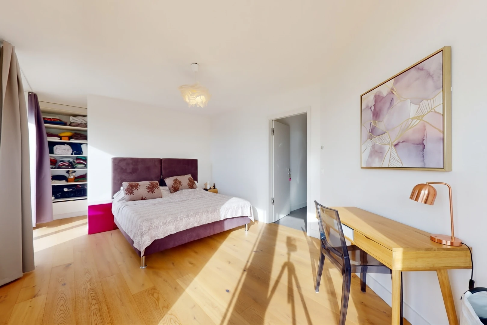 chambre avec drywall, cloison sèche, inside property, wood finish floor, et sol en finition bois