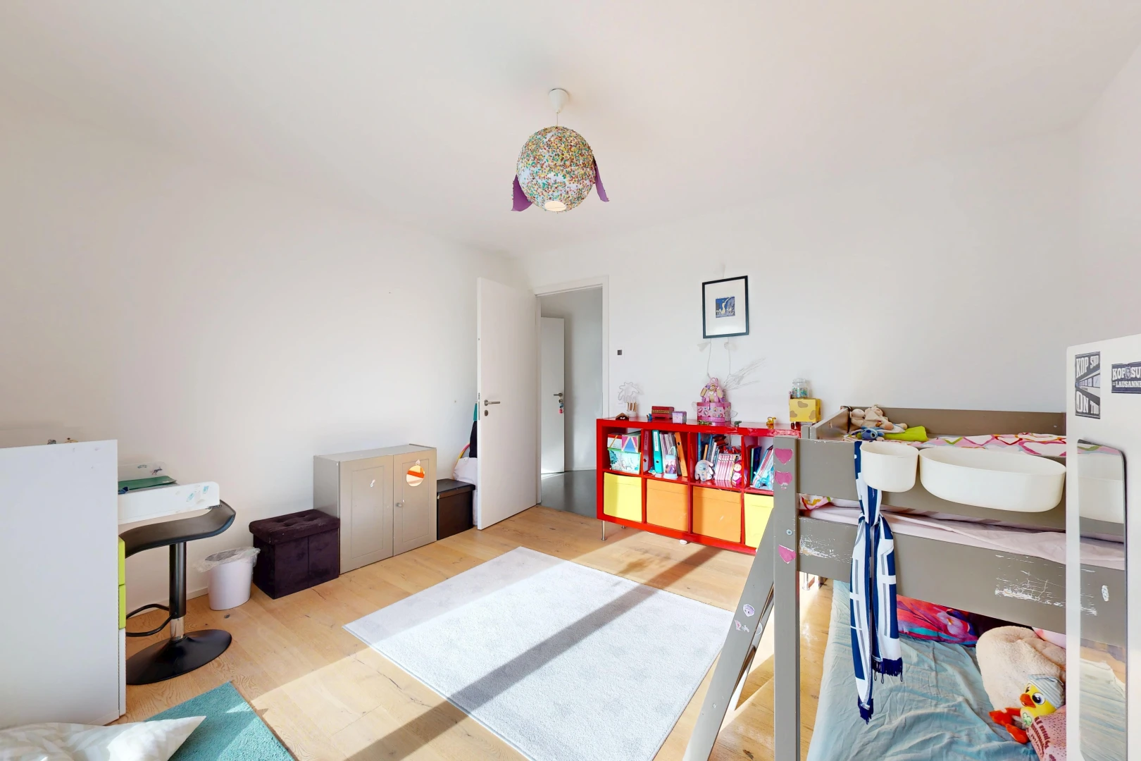 chambre avec drywall, cloison sèche, wood finish floor, sol en finition bois, et inside property