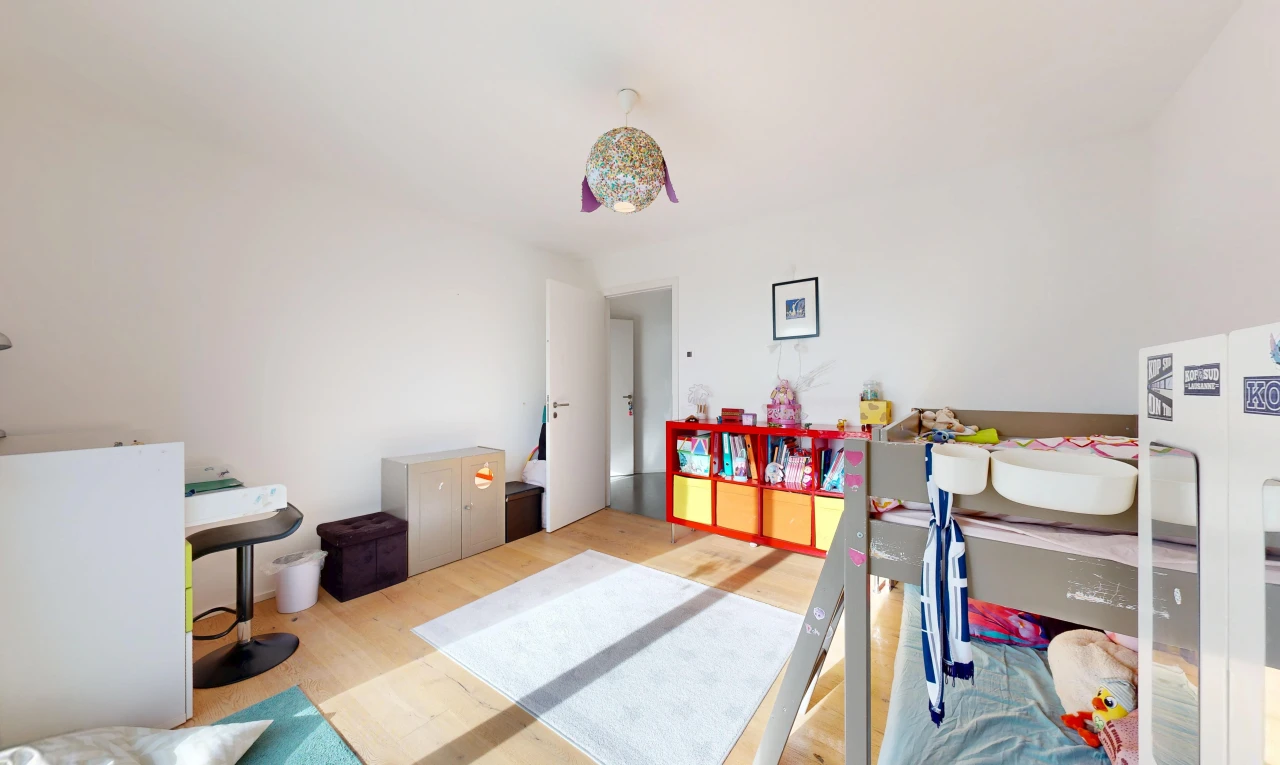 chambre avec drywall, cloison sèche, wood finish floor, sol en finition bois, et inside property