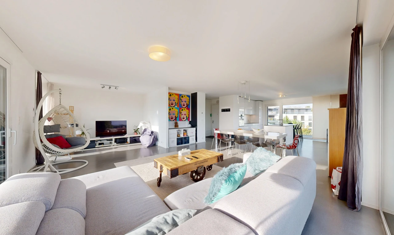 salon / salle à manger avec drywall, cloison sèche, et télévision