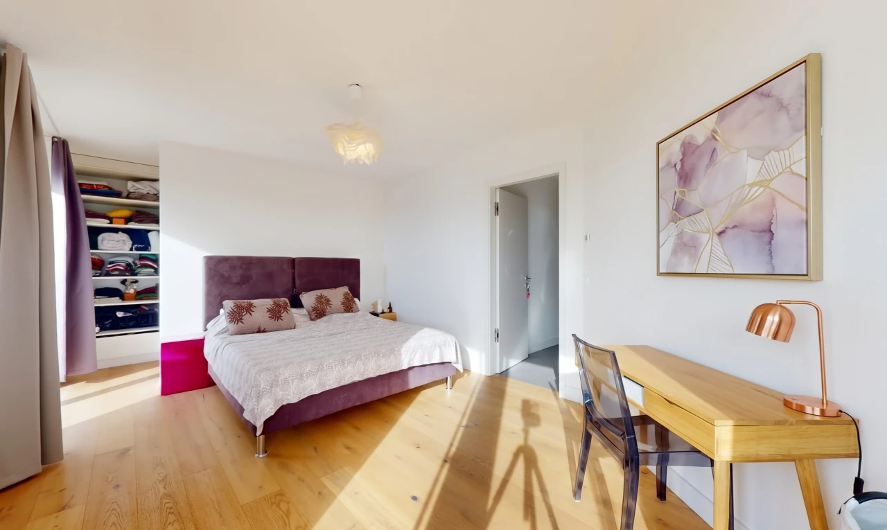 chambre avec drywall, cloison sèche, inside property, wood finish floor, et sol en finition bois