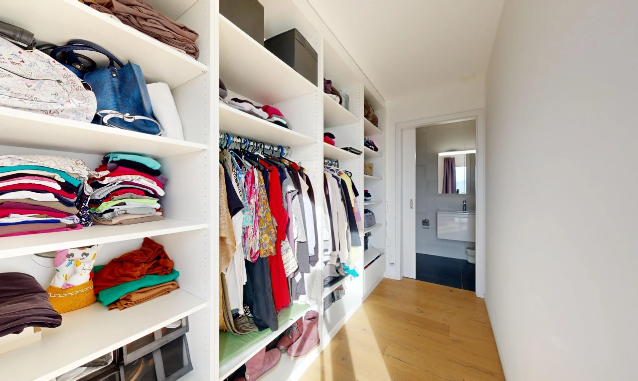 dressing avec sol en finition bois, wood finish floor, et light floor