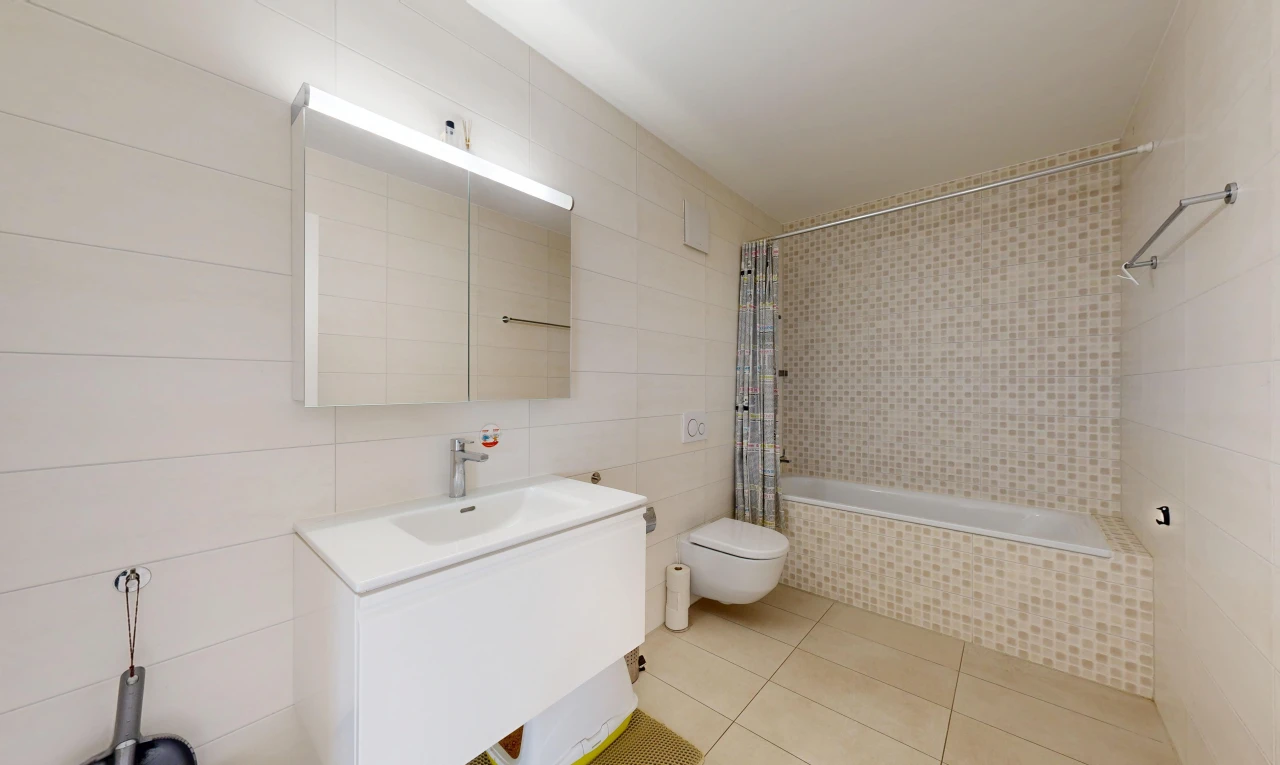salle de bains avec salle de bain complète, douche-bain combinés, tile wall, mur en carrelage, et miroir