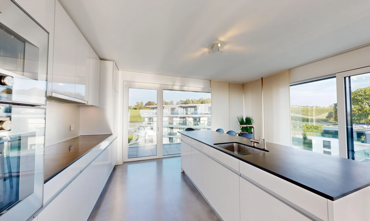 cuisine avec armoires à panneau plat, flat panel cabinets, armoires blanches, white cabinets, et micro-ondes