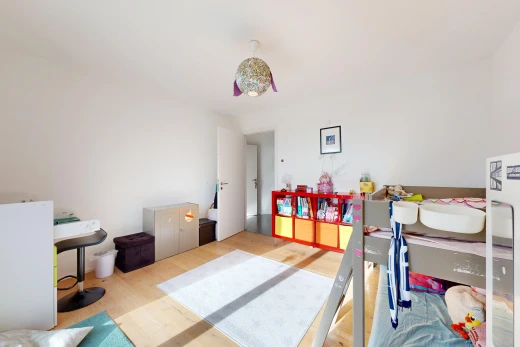 chambre avec drywall, cloison sèche, wood finish floor, sol en finition bois, et inside property
