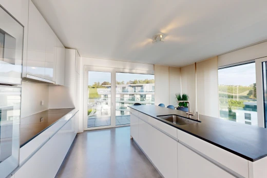cuisine avec armoires à panneau plat, flat panel cabinets, armoires blanches, white cabinets, et micro-ondes