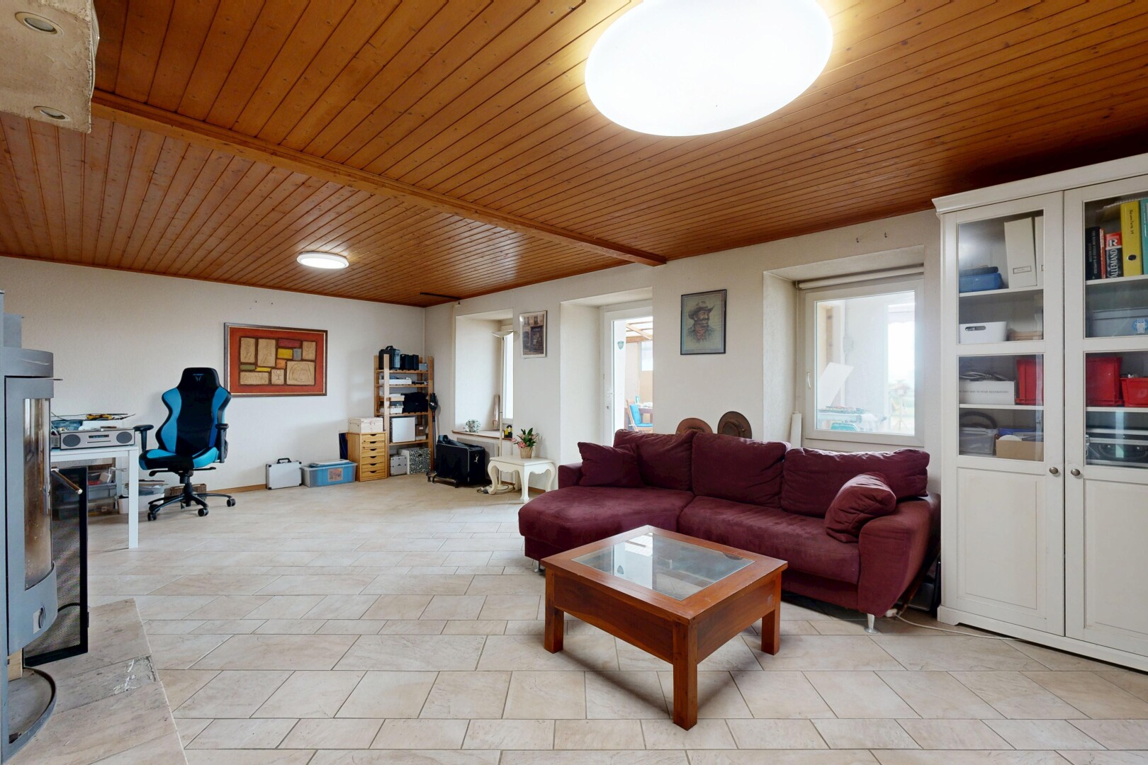 salon avec plafond en bois, wood ceiling, lumière naturelle, natural light, et espace bureau