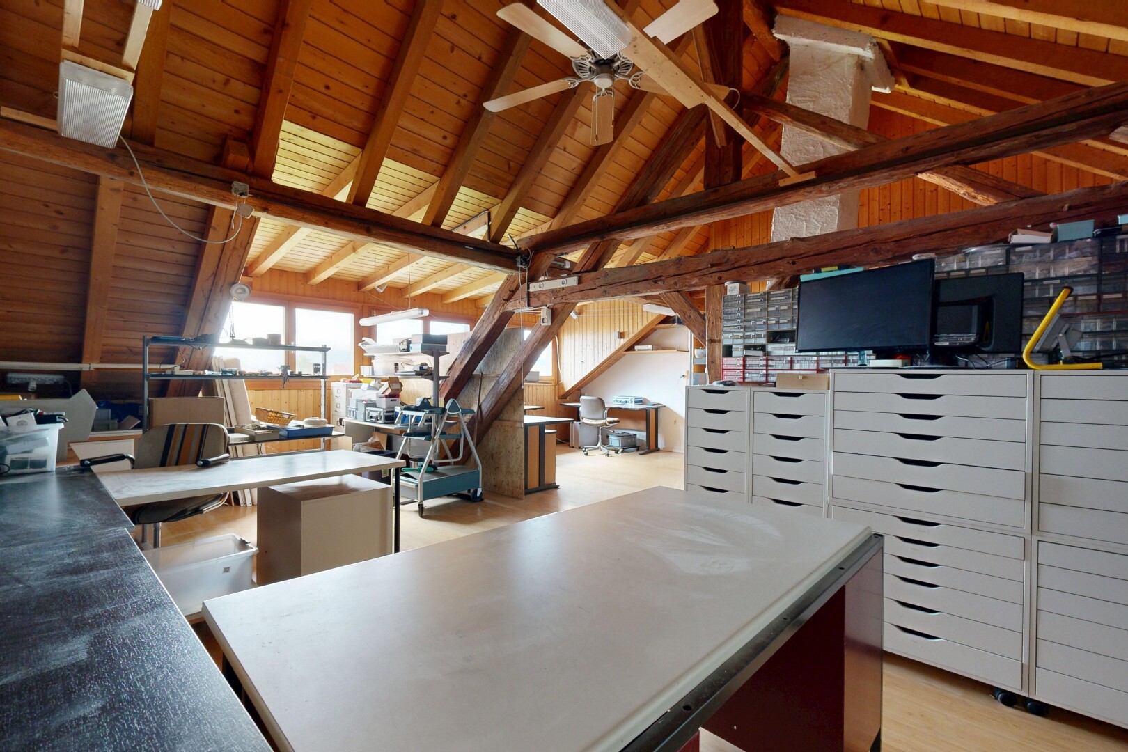 cuisine avec télévision, inside community, lumière naturelle, natural light, et plafond en bois