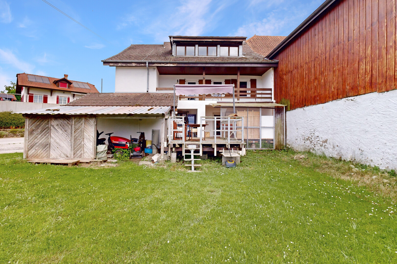 façade avec property visible, pelouse, day time, et bardage vertical