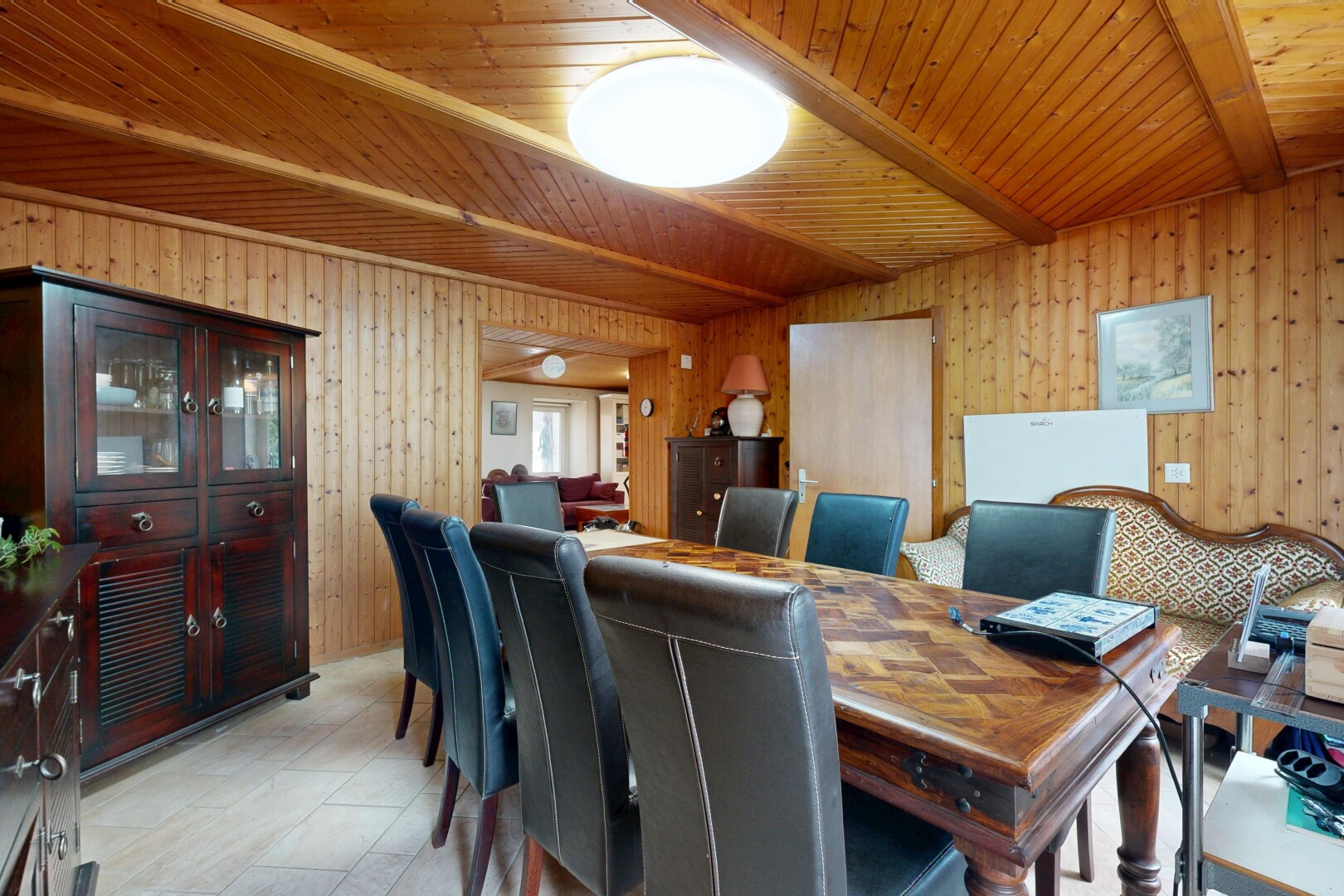 salle à manger avec plafond en bois, wood ceiling, mur en bois, wood wall, et inside property