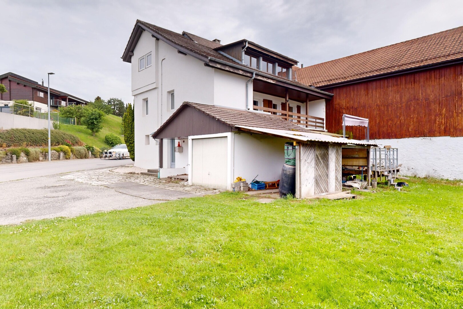 façade avec property visible, overcast, et pelouse