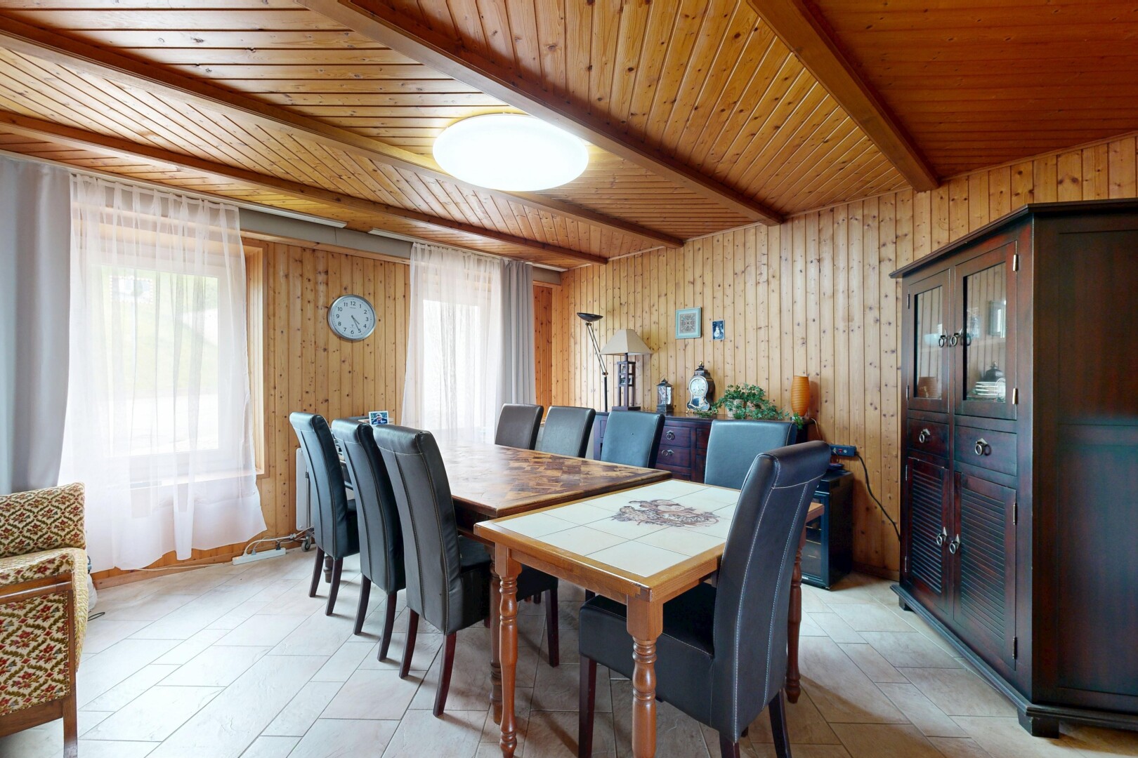salle à manger avec lumière naturelle, natural light, mur en bois, wood wall, et plafond en bois