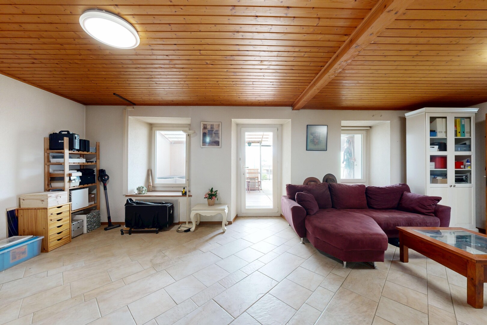salon avec wood ceiling, plafond en bois, natural light, lumière naturelle, et inside property