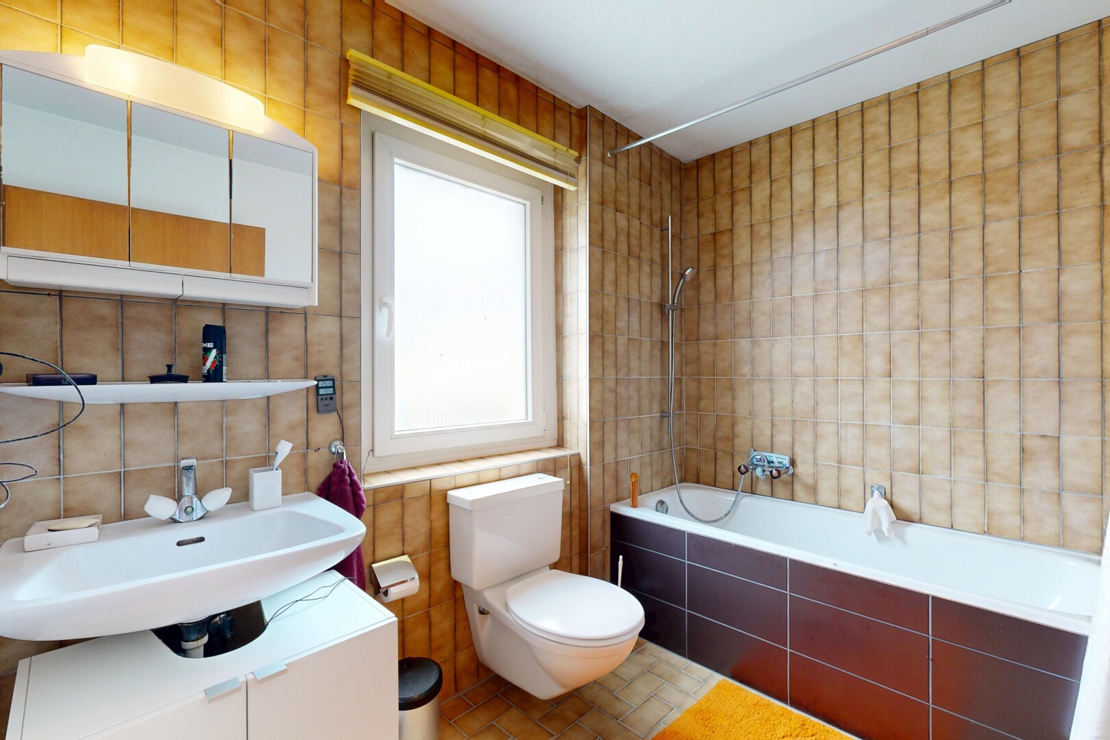 salle de bains avec mur en carrelage, tile wall, lumière naturelle, natural light, et inside property
