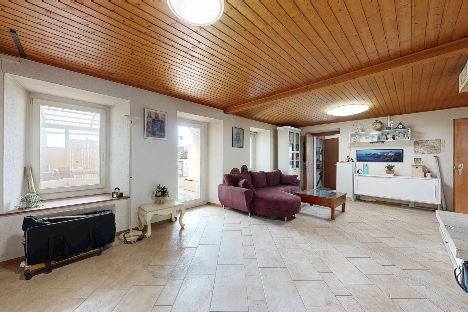 salon avec plafond en bois, wood ceiling, lumière naturelle, natural light, et inside property