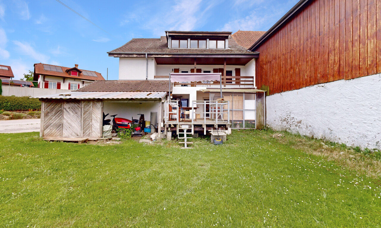 façade avec property visible, pelouse, day time, et bardage vertical