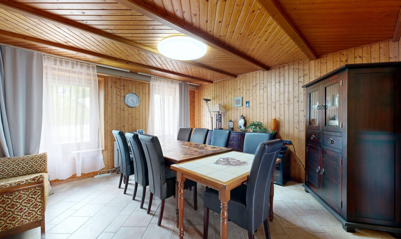 salle à manger avec lumière naturelle, natural light, mur en bois, wood wall, et plafond en bois