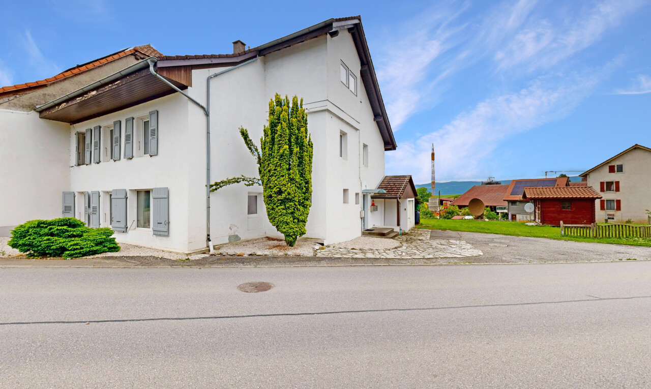 façade avec day time, bardage en stuc, et property visible