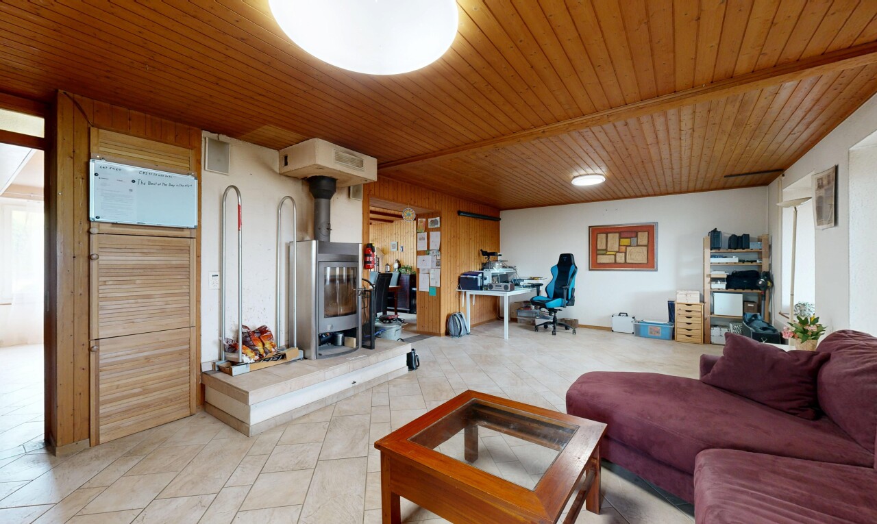 salon avec poêle à bois, inside property, plafond en bois, wood ceiling, et mur en bois