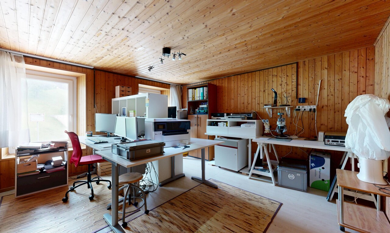 bureau avec télévision, lumière naturelle, natural light, inside property, et plafond en bois