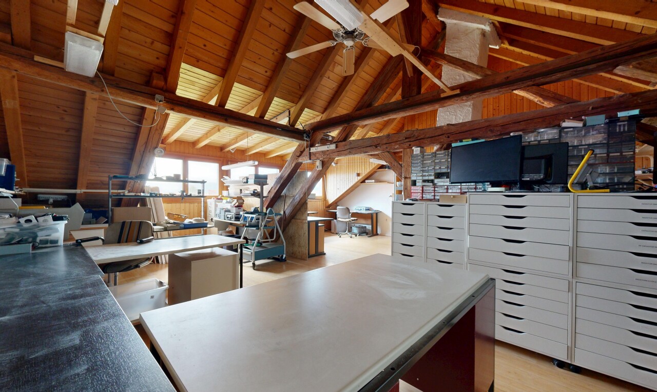 cuisine avec télévision, inside community, lumière naturelle, natural light, et plafond en bois