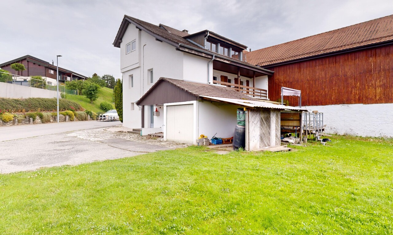 façade avec property visible, overcast, et pelouse