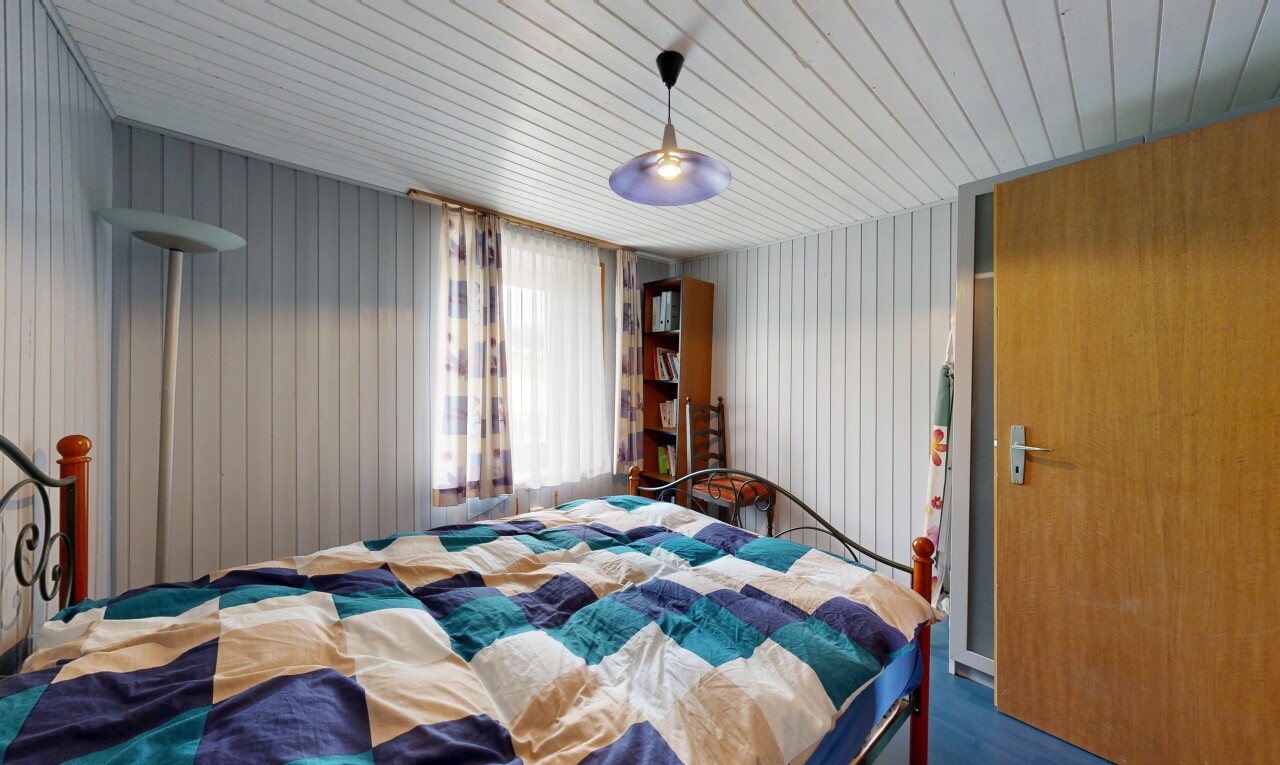 chambre avec inside property, lumière naturelle, natural light, mur en bois, et wood wall