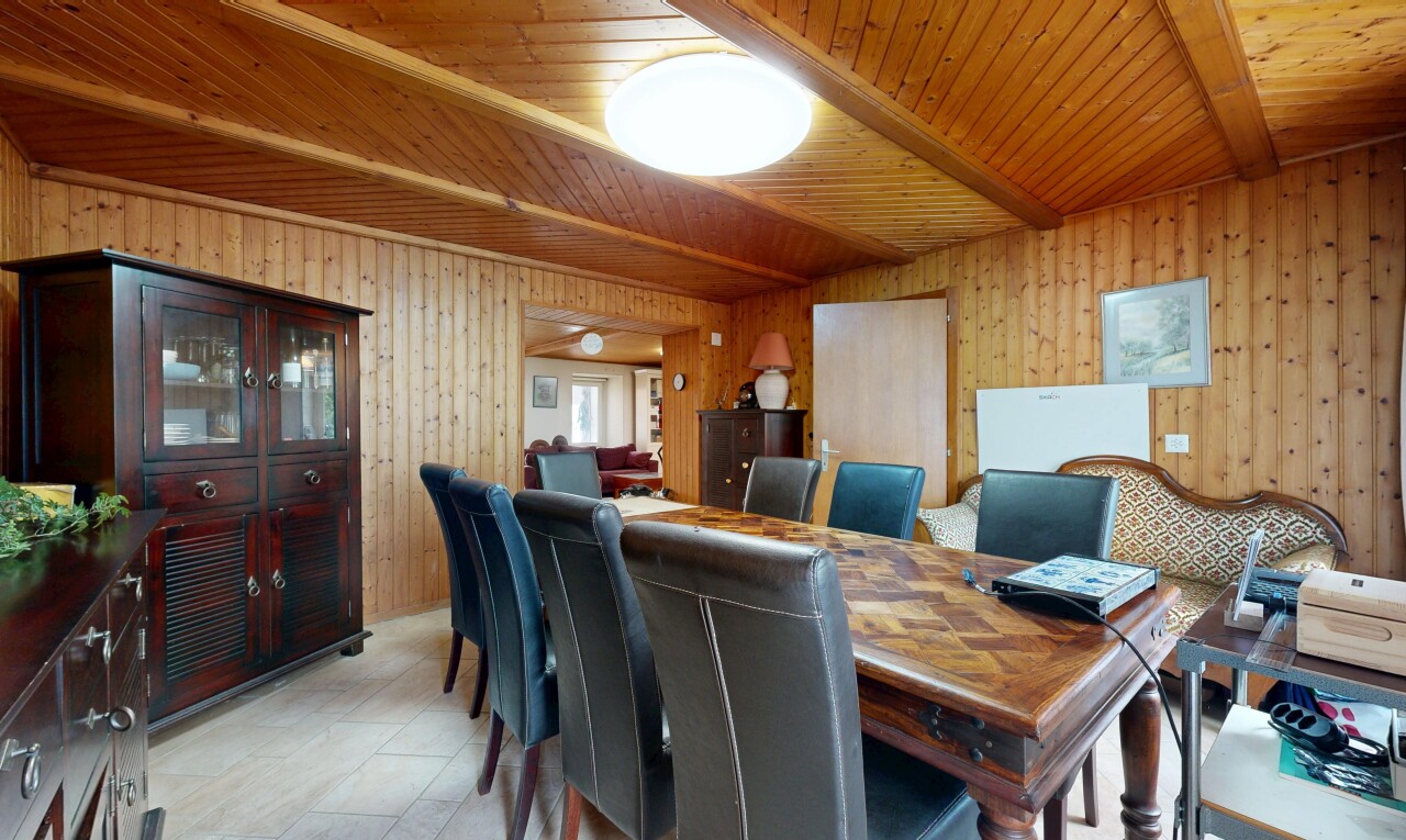 salle à manger avec plafond en bois, wood ceiling, mur en bois, wood wall, et inside property