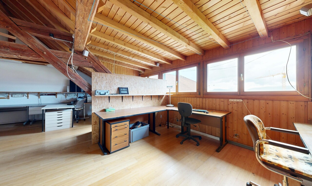 bureau avec espace bureau, natural light, lumière naturelle, inside property, et wood finish floor