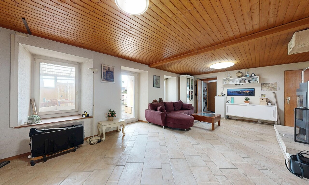 salon avec plafond en bois, wood ceiling, lumière naturelle, natural light, et inside property