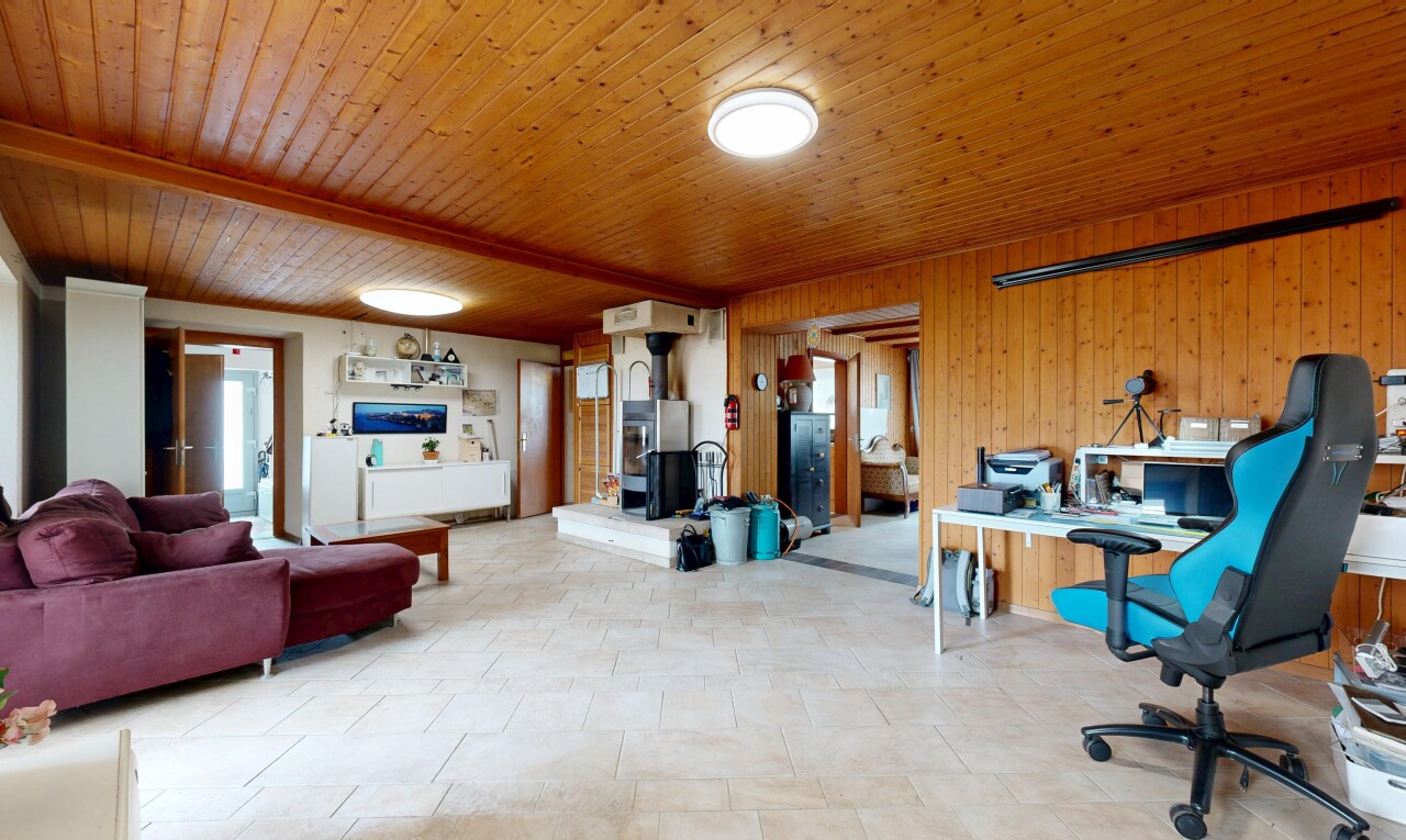 bureau avec wood ceiling, plafond en bois, wood wall, mur en bois, et inside property