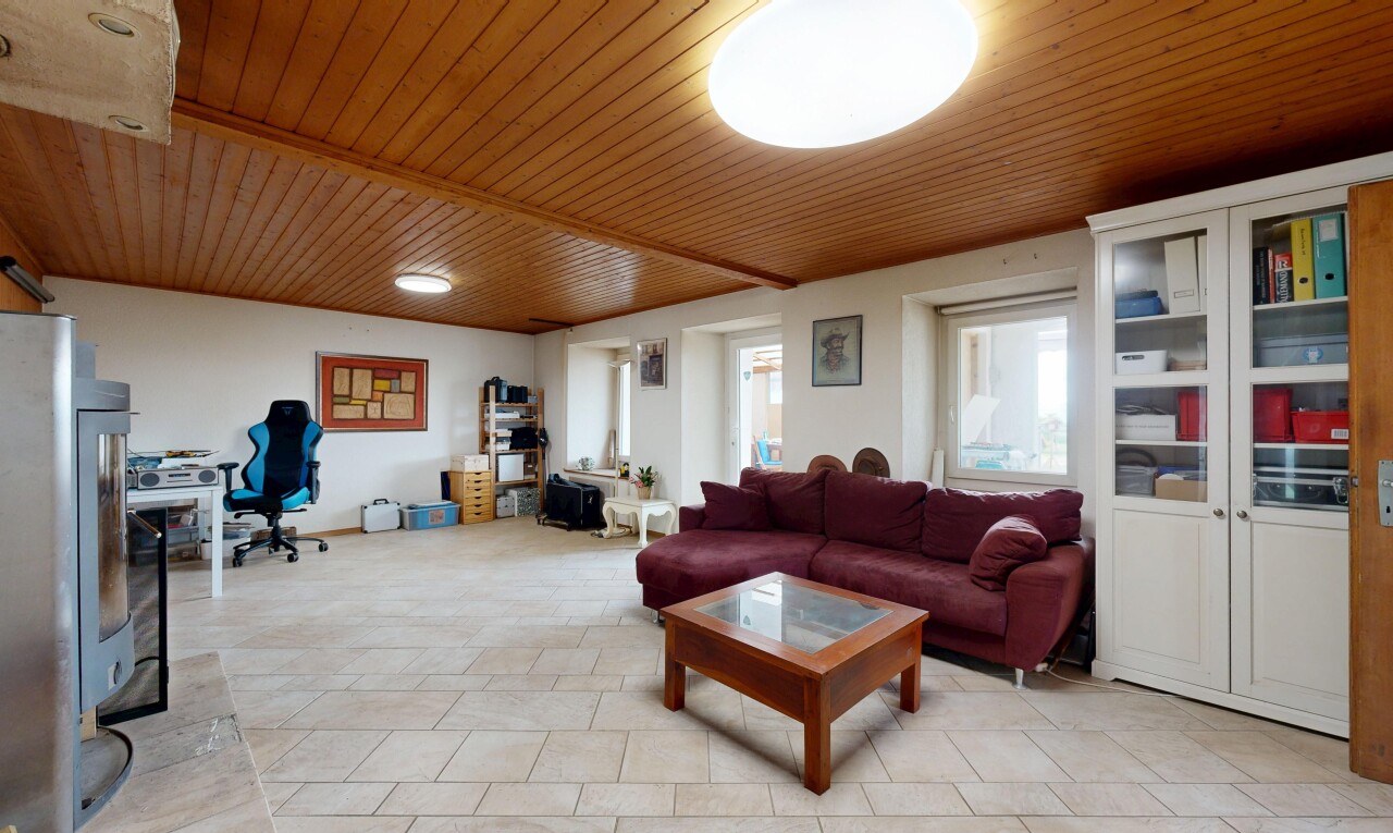 salon avec plafond en bois, wood ceiling, lumière naturelle, natural light, et espace bureau