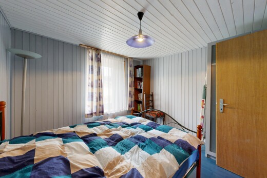 chambre avec inside property, lumière naturelle, natural light, mur en bois, et wood wall