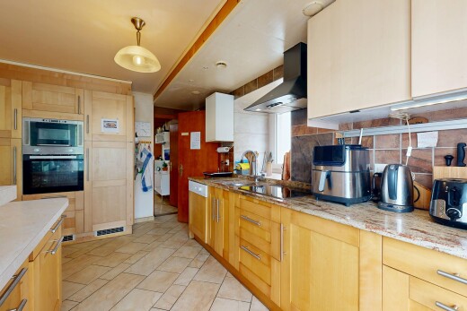 cuisine avec four, hotte, plaque de cuisson, micro-ondes, et backsplash