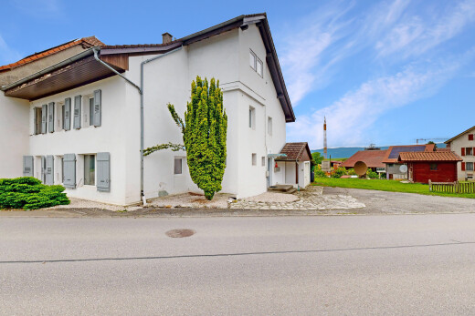 façade avec day time, bardage en stuc, et property visible