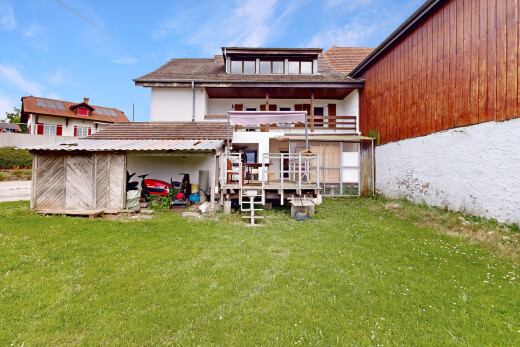 außenansicht mit property visible, rasen, day time, und vertikale verkleidung