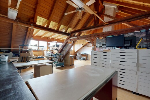 küche mit fernseher, inside community, natürliches licht, natural light, und holzdecke