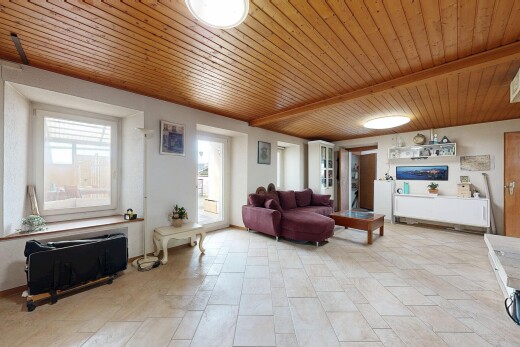 salon avec plafond en bois, wood ceiling, lumière naturelle, natural light, et inside property