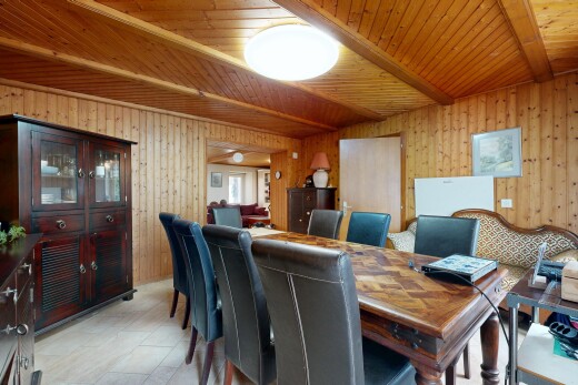 salle à manger avec plafond en bois, wood ceiling, mur en bois, wood wall, et inside property