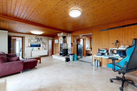 bureau avec wood ceiling, plafond en bois, wood wall, mur en bois, et inside property