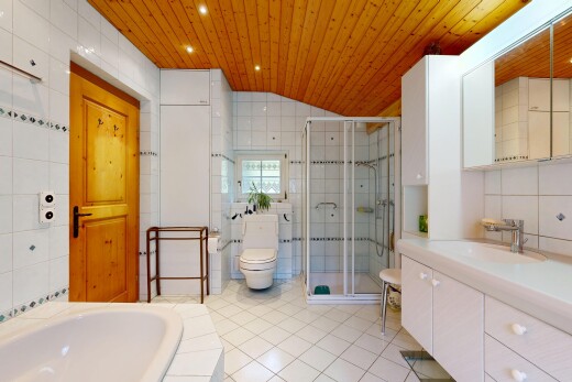 bad mit tile wall, fliesenwand, komplettes badezimmer, dusche, und spiegel