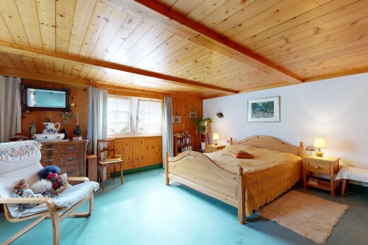 zimmer / schlafzimmer mit dated wood wall, holzwand, wood wall, balkendecke, und beamed ceiling