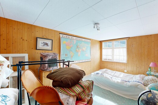 zimmer / schlafzimmer mit dated wood wall, wood wall, holzwand, und inside property