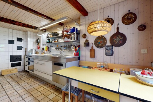 küche mit holzwand, wood wall, ofen, geschirrspülmaschine, und balkendecke