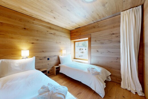 chambre avec mur en bois, wood wall, sol en finition bois, wood finish floor, et plafond en bois