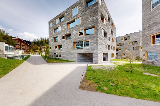 extérieur du bâtiment avec vue sur le complexe d'appartements, apartment complex view, garage intégré, from community, et day time