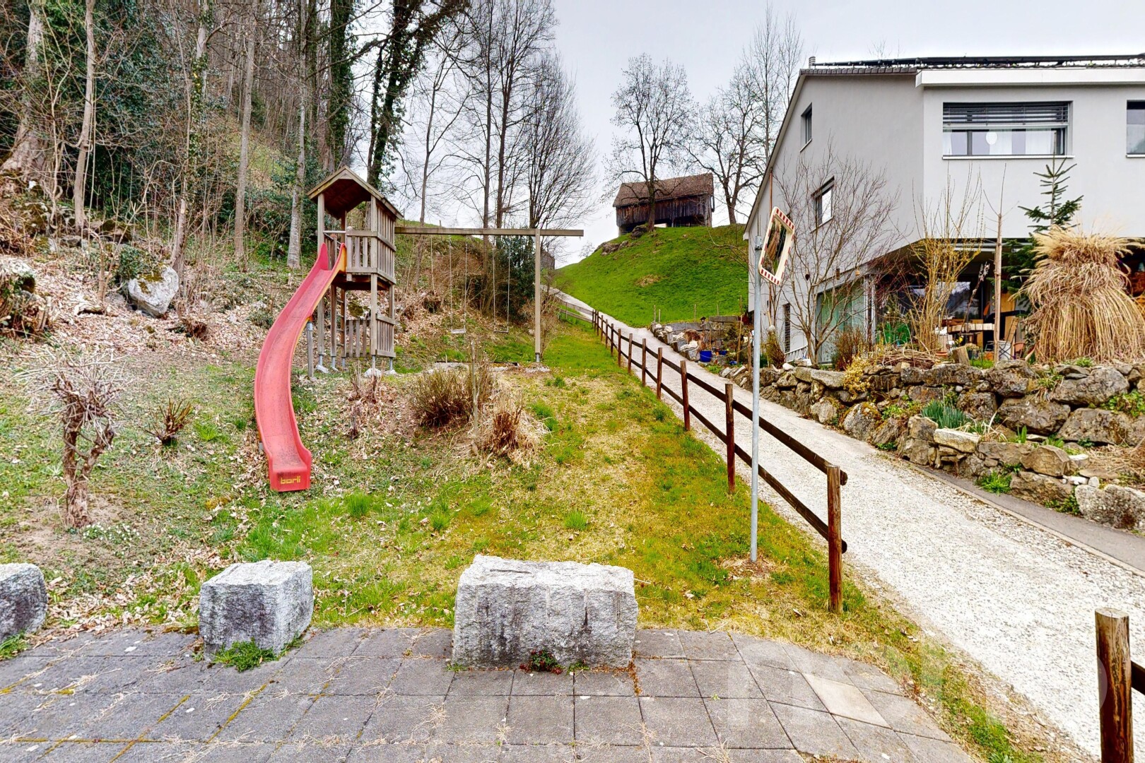 garten mit spielplatz und overcast