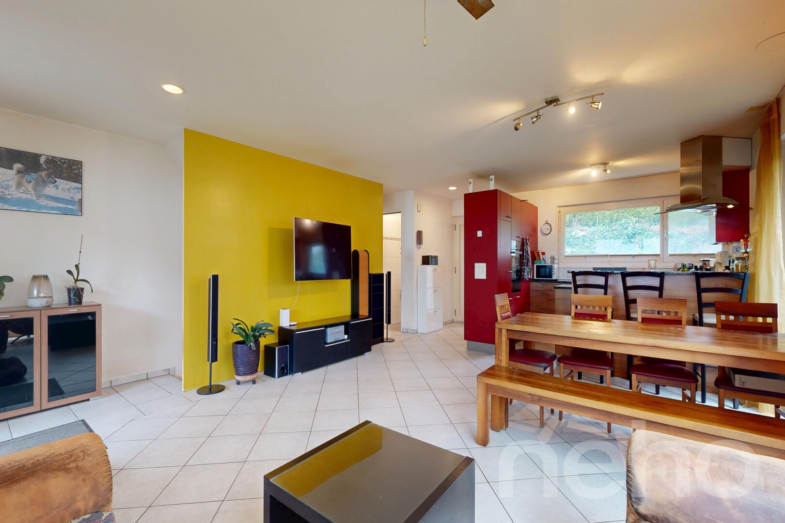 wohn- / esszimmer mit light floor, gipskartonwand, drywall, fernseher, und inside property