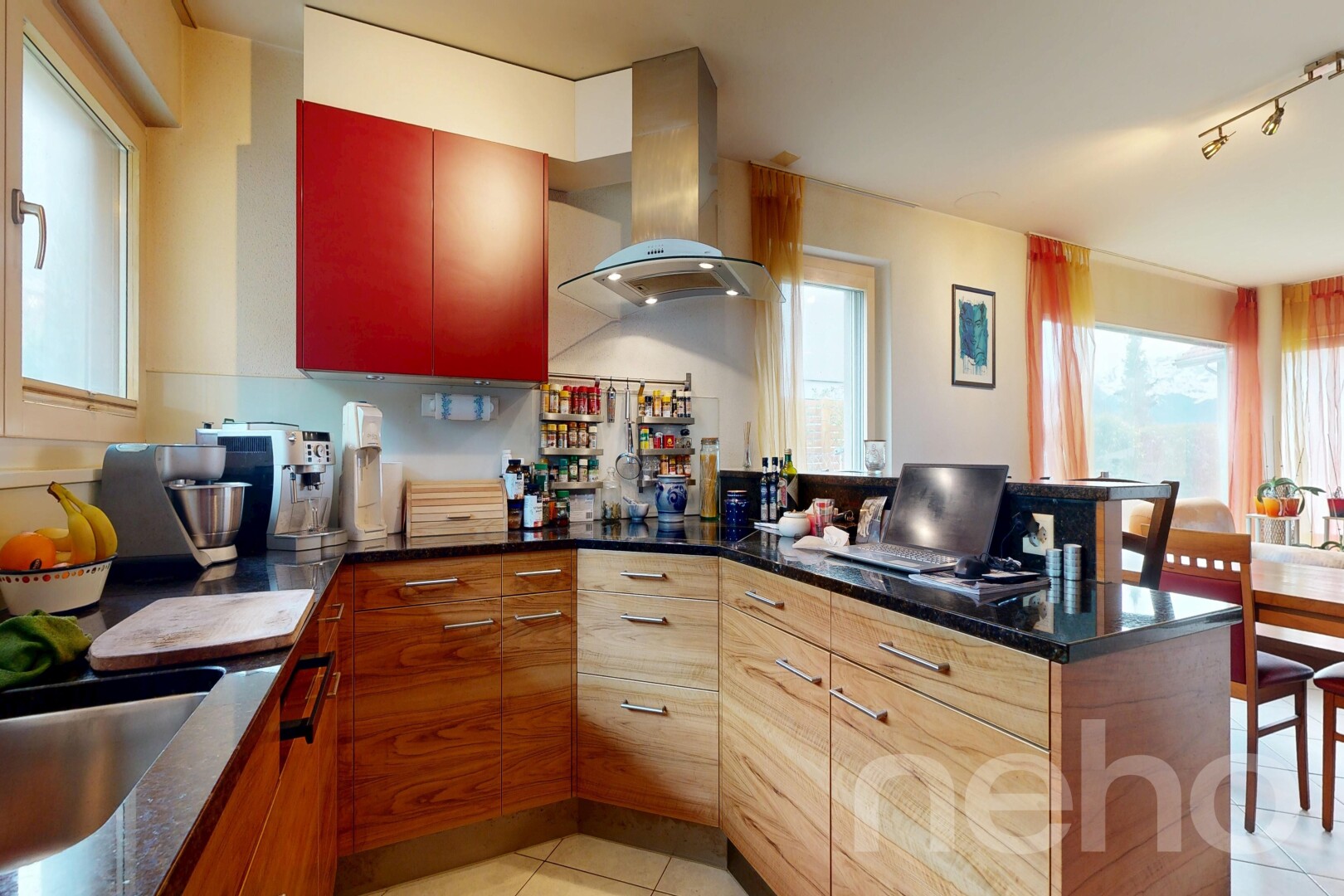 küche mit natural light, natürliches licht, dunstabzugshaube, inside property, und dark countertops